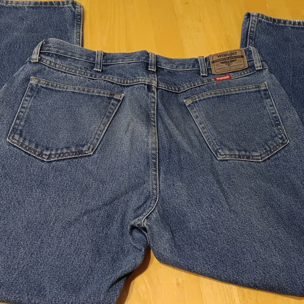 Wrangler Relaxed Fit Jeans 👖 - Picture 3 of 6